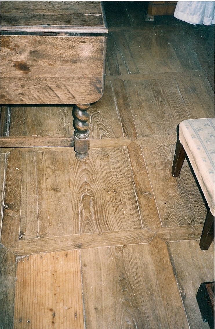 FOURNITURE ET POSE DE PLANCHERS ET PARQUETS ANCIENS OU RÉÉDITÉS AVEC DU VIEUX BOIS EN CHÊNE, CHÂTAIGNIER, NOYER, MERISIER OU SAPIN.LAMES LARGES ALLANT DE 18 À 40 CM, LONGUEURS DE 1M À 6M POUR CERTAINES ESSENCES DE BOISPARQUETS VERSAILLES ,SOUBISE OU CHANTILLY ANCIENS OU RECRÉÉS AVEC DU PLANCHER ANCIEN D'ÉPOQUE XV AU XVIIIème SIÈCLE, PARQUETS EN PANNEAUX GÉOMÉTRIQUES ANCIENS EN NOYER, PARQUET EN POINT DE HONGRIE EN CHÊNE, NOYER ET MERISIER D'ÉPOQUE XVIII ET XIX ème CRÉATION DE ROSACES DE PARQUET POUR UN CENTRE DE PIÈCE EN MARQUETERIE DE BOIS RÉALISATION DE PATINES SUIVANT LE SUPPORTDEVIS DÉTAILLÉS 