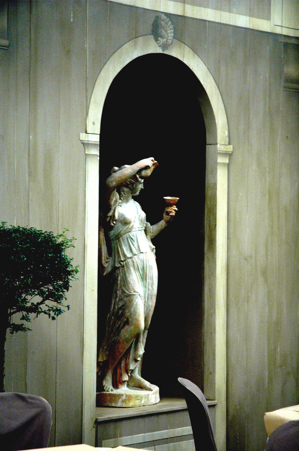 Réédition d'une statue Italienne d'époque fin XVIII ème en terre cuite de couleur rouge-orangé ou ton pierre Hauteur : 1,45 m Prix : Nous consulter