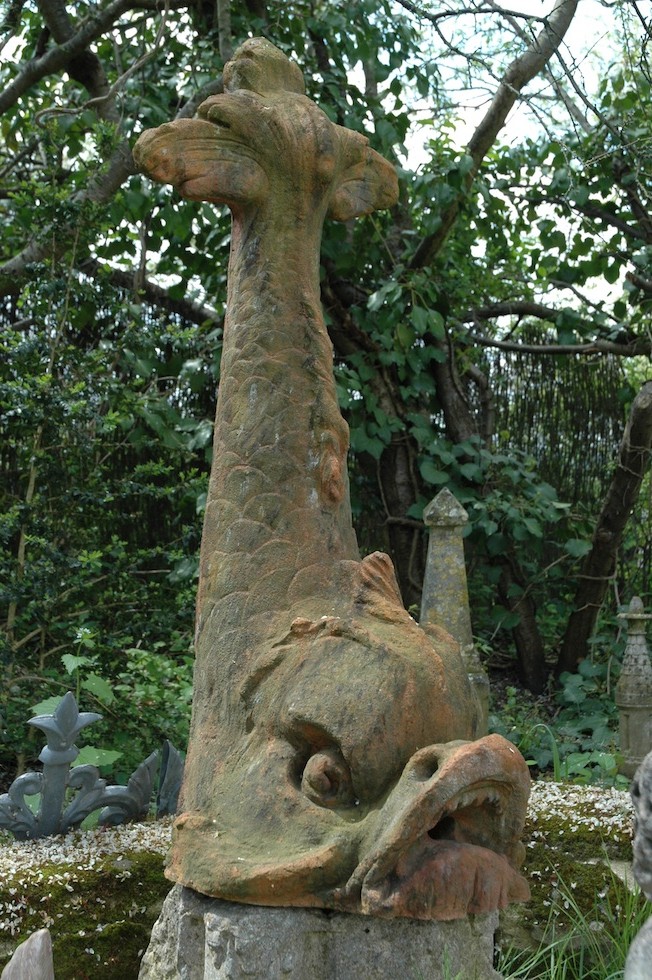 REPRODUCTION EN TERRE CUITE D'UN TRITON DE FONTAINE MURALE D'ÉPOQUE XVIIIème EN PIERRECOULEUR ALLANT DU ROUGE-ORANGÉ AU TON PIERRE GRIS-BEIGEHAUTEUR : 1,12 MPRIX : NOUS CONSULTER