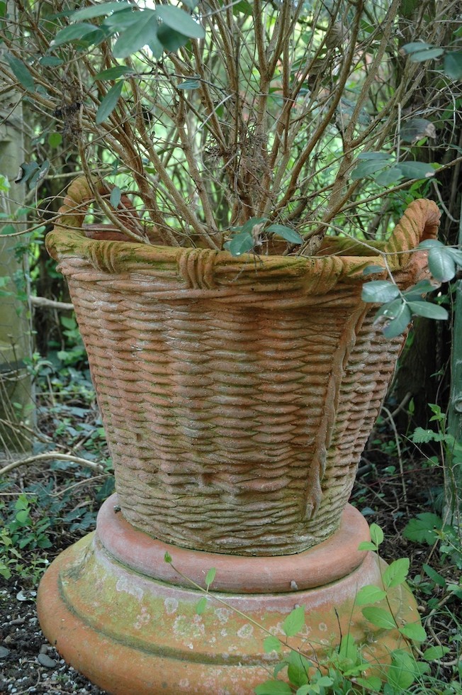 PANIÈRE EN TERRE CUITE NON GÉLIVE REPRODUITE SUR UN MODÈLE DE PANIÈRE EN OSIER SERVANT À LA COLLECTE DE FRUITS DANS LE SUD OUEST DE LA FRANCE hauteur: 0,42 m        diamètre: 0,58 mCOULEUR ROUGE-ORANGÉ OU TON PIERREPRIX : NOUS CONSULTER