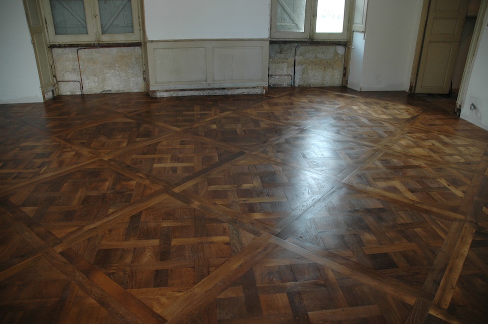 FOURNITURE ET POSE DE PLANCHERS ET PARQUETS ANCIENS OU RÉÉDITÉS AVEC DU VIEUX BOIS EN CHÊNE, CHÂTAIGNIER, NOYER, MERISIER OU SAPIN.LAMES LARGES ALLANT DE 18 À 40 CM, LONGUEURS DE 1M À 6M POUR CERTAINES ESSENCES DE BOISPARQUETS VERSAILLES ,SOUBISE OU CHANTILLY ANCIENS OU RECRÉÉS AVEC DU PLANCHER ANCIEN D'ÉPOQUE XV AU XVIIIème SIÈCLE, PARQUETS EN PANNEAUX GÉOMÉTRIQUES ANCIENS EN NOYER, PARQUET EN POINT DE HONGRIE EN CHÊNE, NOYER ET MERISIER D'ÉPOQUE XVIII ET XIX ème CRÉATION DE ROSACES DE PARQUET POUR UN CENTRE DE PIÈCE EN MARQUETERIE DE BOIS RÉALISATION DE PATINES SUIVANT LE SUPPORTDEVIS DÉTAILLÉS 