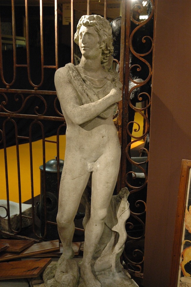 STATUE D'APOLLON QUI VIENT DE TUER LE SERPENT PYTHON. ÉPOQUE XVI ème SIÈCLE EN PIERRE DE GRÈS DURIL MANQUE LE BRAS GAUCHE ET LA MOITIÉ DE L'ARCHAUTEUR : 1,70 MPRIX : NOUS CONSULTER