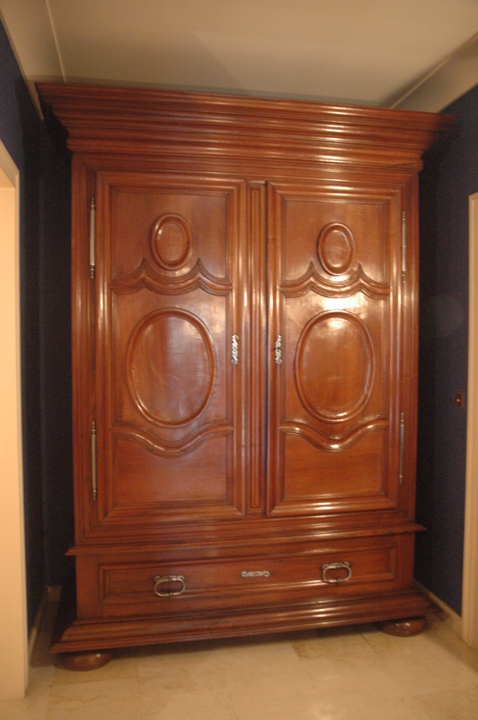 GRANDE ARMOIRE D'ÉPOQUE LOUIS XIV EN NOYER OUVRANT AVEC 2 PORTES ET 1 GRAND TIROIR, ÉTAGÈRES CHANTOURNÉESHAUTEUR : 2,75 M    LARGEUR MAXIMALE À LA CORNICHE : 2,04 M   PROFONDEUR MAXIMALE (CORNICHES) 0,90 MPRIX : NOUS CONSULTER