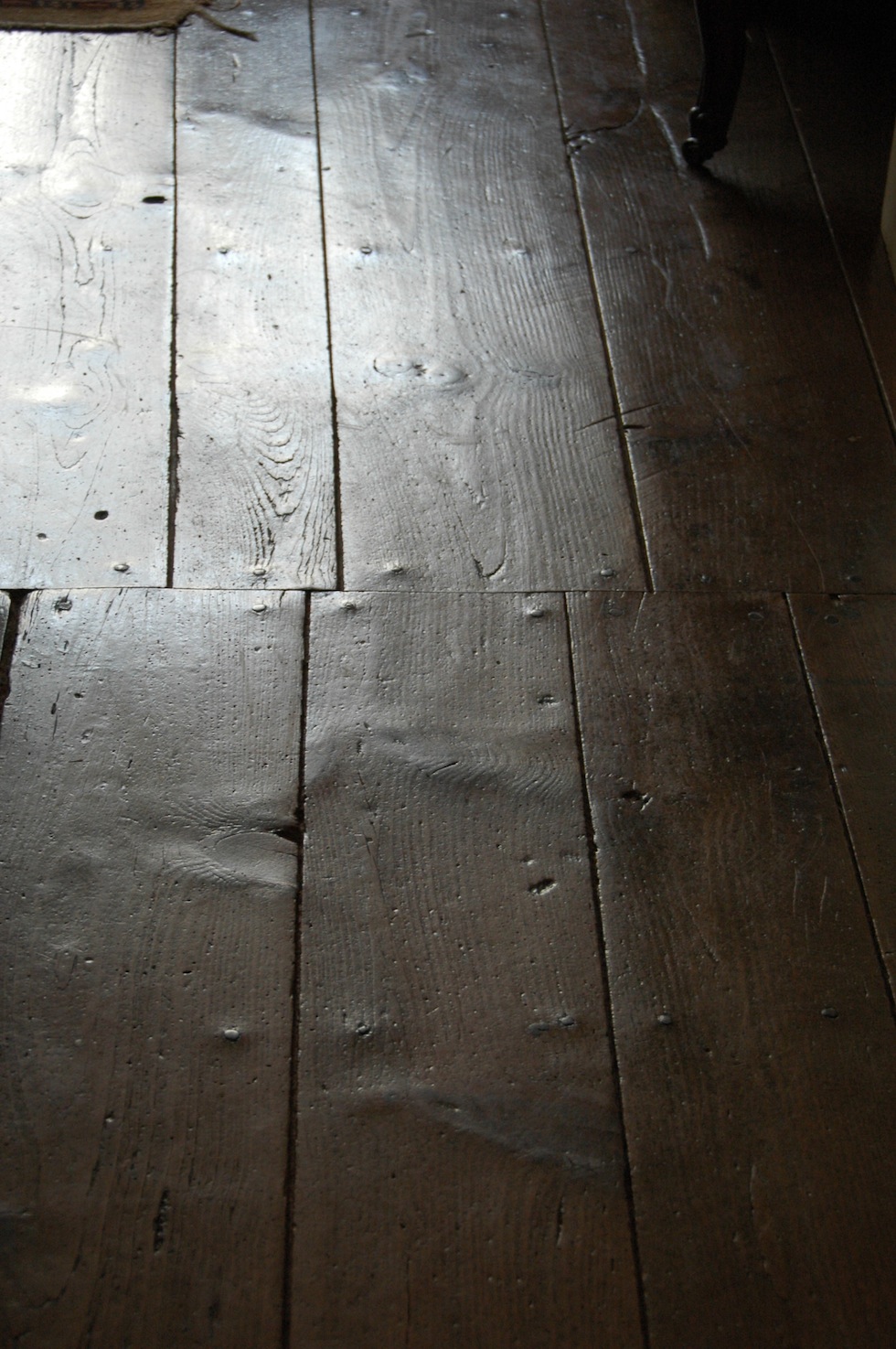 FOURNITURE ET POSE DE PLANCHERS ET PARQUETS ANCIENS OU RÉÉDITÉS AVEC DU VIEUX BOIS EN CHÊNE, CHÂTAIGNIER, NOYER, MERISIER OU SAPIN.LAMES LARGES ALLANT DE 18 À 40 CM, LONGUEURS DE 1M À 6M POUR CERTAINES ESSENCES DE BOISPARQUETS VERSAILLES ,SOUBISE OU CHANTILLY ANCIENS OU RECRÉÉS AVEC DU PLANCHER ANCIEN D'ÉPOQUE XV AU XVIIIème SIÈCLE, PARQUETS EN PANNEAUX GÉOMÉTRIQUES ANCIENS EN NOYER, PARQUET EN POINT DE HONGRIE EN CHÊNE, NOYER ET MERISIER D'ÉPOQUE XVIII ET XIX ème CRÉATION DE ROSACES DE PARQUET POUR UN CENTRE DE PIÈCE EN MARQUETERIE DE BOIS RÉALISATION DE PATINES SUIVANT LE SUPPORTDEVIS DÉTAILLÉS 