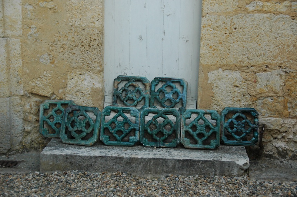 LOT DE 50 ÉLÉMENTS DE CLAUSTRAS EN CÉRAMIQUE NON GÉLIVE BLEU-VERT D'ÉPOQUE XIX ème SIÈCLE, PROVENANCE INDOCHINESERVAIENT À CRÉER DES MURETS DANS LES JARDINS OU LES SALLES DE BAINS0,30 m X 0,30 m       épaisseur : 4 cmPRIX : NOUS CONSULTER