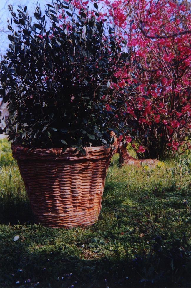 PANIÈRE EN TERRE CUITE NON GÉLIVE REPRODUITE SUR UN MODÈLE DE PANIÈRE EN OSIER SERVANT À LA COLLECTE DE FRUITS DANS LE SUD OUEST DE LA FRANCE hauteur: 0,42 m        diamètre: 0,58 mCOULEUR ROUGE-ORANGÉ OU TON PIERREPRIX : NOUS CONSULTER