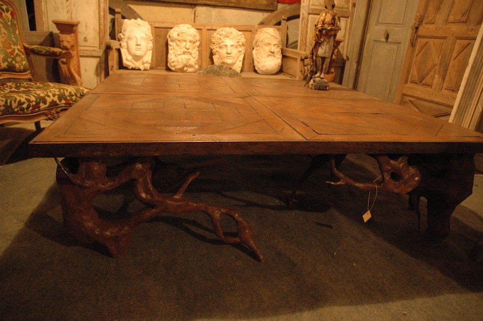 Grande table basse réalisée avec des éléments de parquet en chêne XVII ème, piètement en tôle sculptée