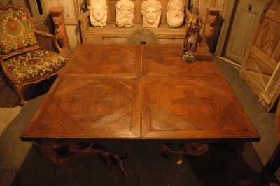 Grande table basse réalisée avec des éléments de parquet en chêne XVII ème, piètement en tôle sculptée