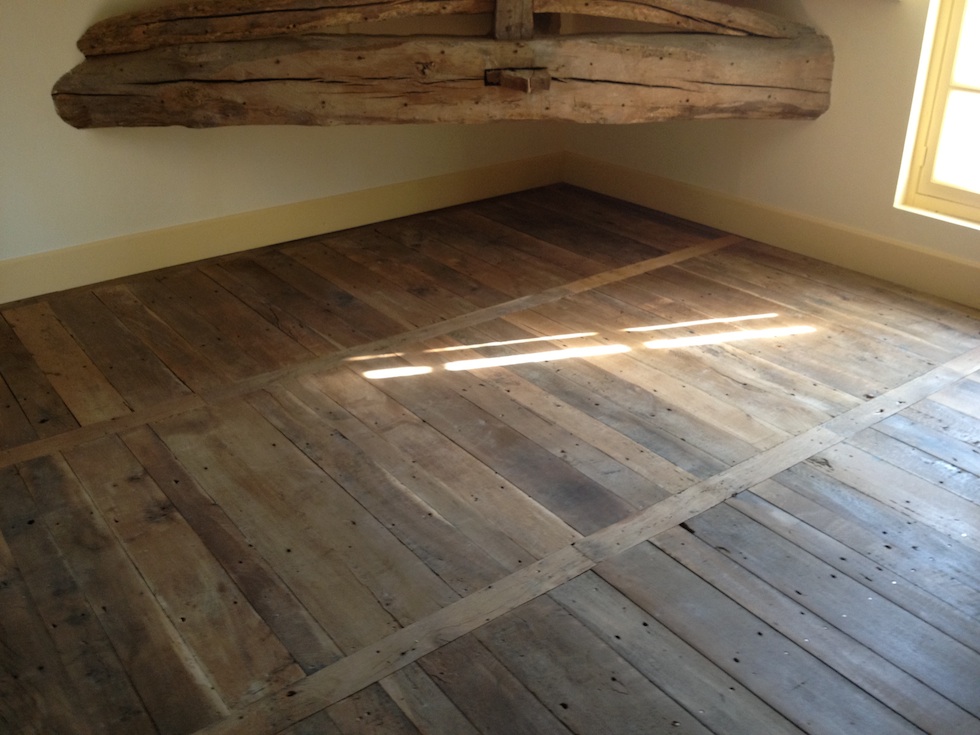 FOURNITURE ET POSE DE PLANCHERS ET PARQUETS ANCIENS OU RÉÉDITÉS AVEC DU VIEUX BOIS EN CHÊNE, CHÂTAIGNIER, NOYER, MERISIER OU SAPIN.LAMES LARGES ALLANT DE 18 À 40 CM, LONGUEURS DE 1M À 6M POUR CERTAINES ESSENCES DE BOISPARQUETS VERSAILLES ,SOUBISE OU CHANTILLY ANCIENS OU RECRÉÉS AVEC DU PLANCHER ANCIEN D'ÉPOQUE XV AU XVIIIème SIÈCLE, PARQUETS EN PANNEAUX GÉOMÉTRIQUES ANCIENS EN NOYER, PARQUET EN POINT DE HONGRIE EN CHÊNE, NOYER ET MERISIER D'ÉPOQUE XVIII ET XIX ème CRÉATION DE ROSACES DE PARQUET POUR UN CENTRE DE PIÈCE EN MARQUETERIE DE BOIS RÉALISATION DE PATINES SUIVANT LE SUPPORTDEVIS DÉTAILLÉS 