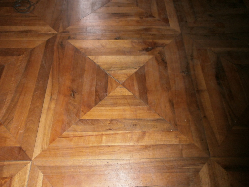 RARE PARQUET D'ÉPOQUE FIN XVIII ème SIÈCLE EN NOYERSURFACE DISPONIBLE : 150 M2PRIX : NOUS CONSULTER