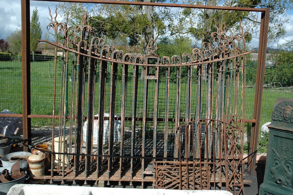 Lot de 60 Ml de grilles de mur d'époque XIX ème avec portail de 3,40 m